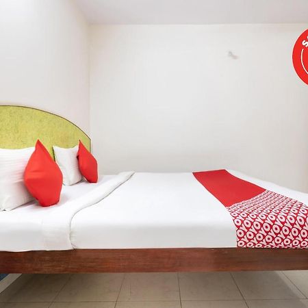 Oyo 16123 Chandana Deluxe Бангалор Екстериор снимка