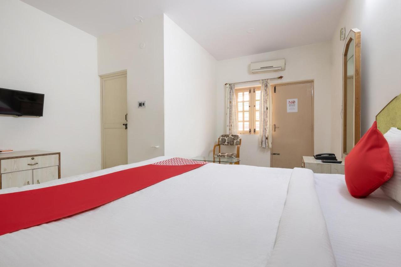 Oyo 16123 Chandana Deluxe Бангалор Екстериор снимка