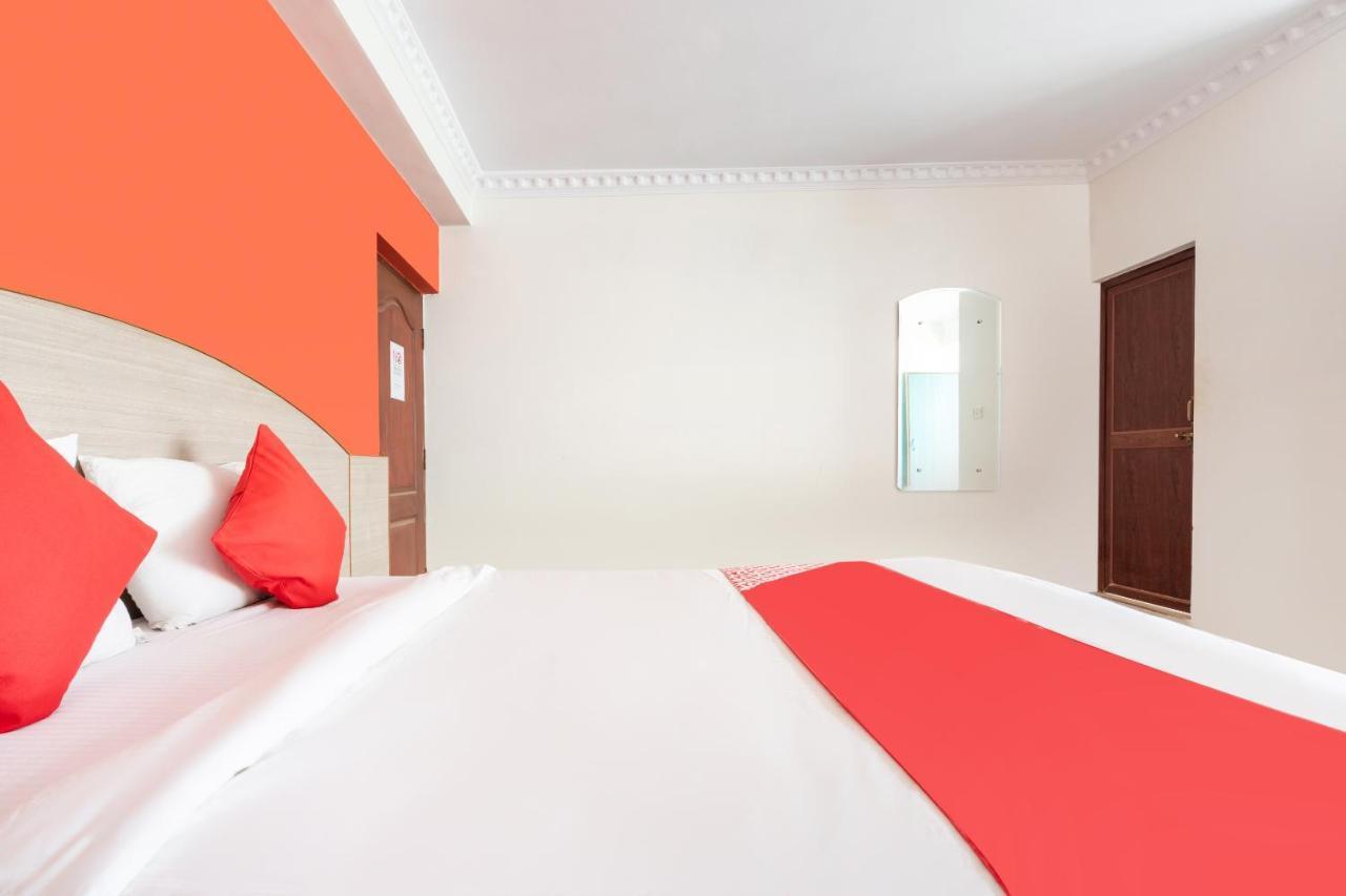 Oyo 16123 Chandana Deluxe Бангалор Екстериор снимка