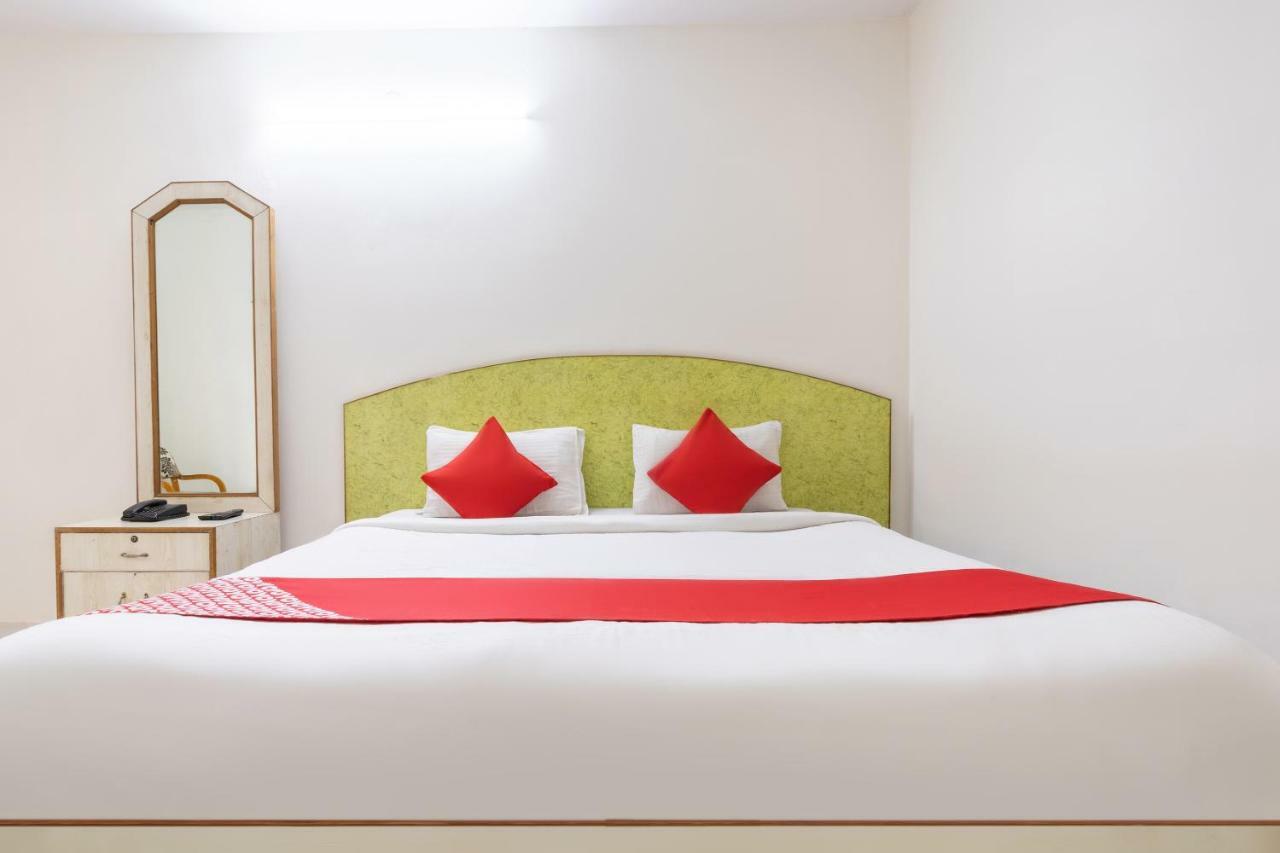 Oyo 16123 Chandana Deluxe Бангалор Екстериор снимка